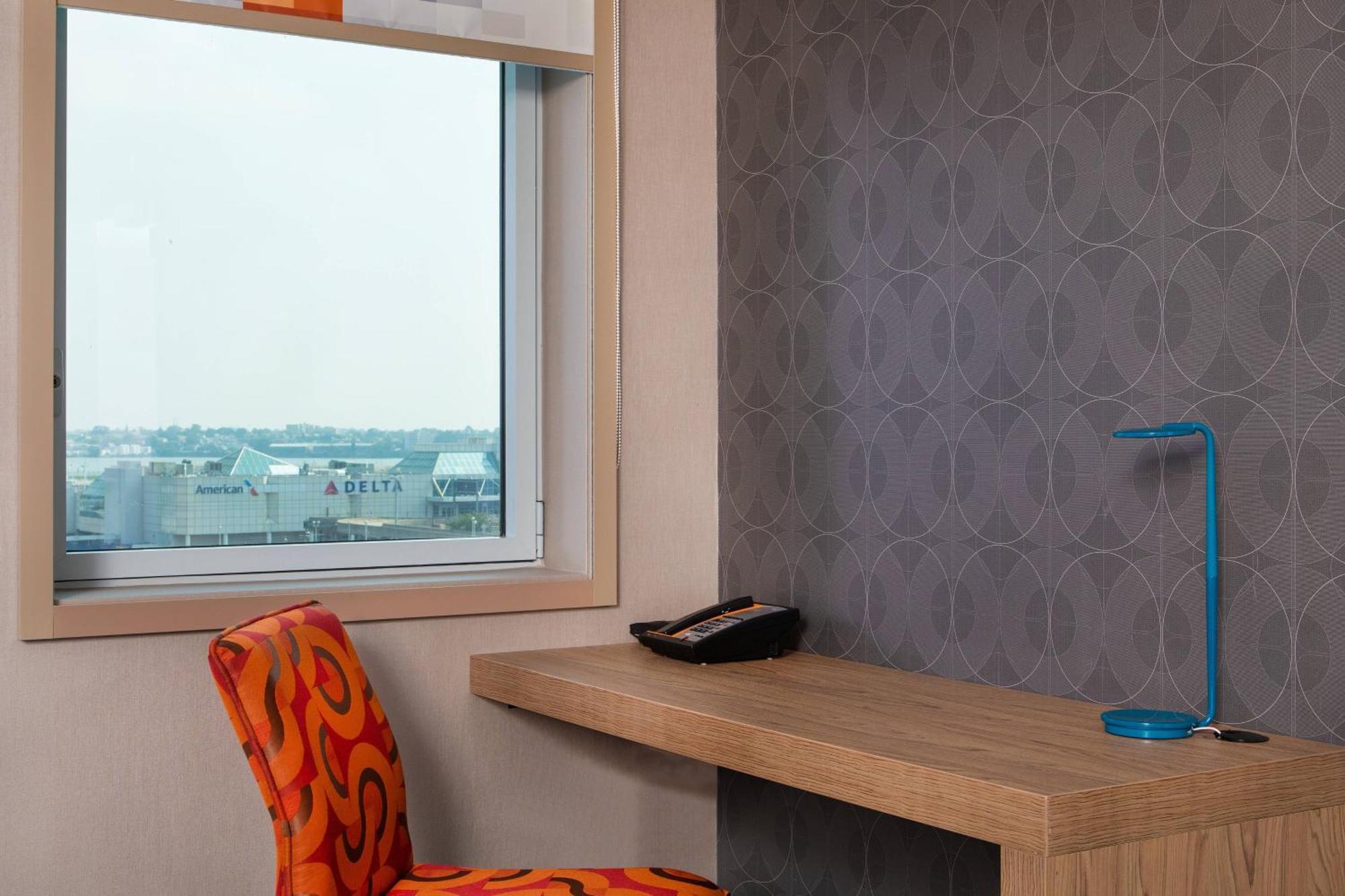 Aloft New York Laguardia Airport Hotel Exterior foto